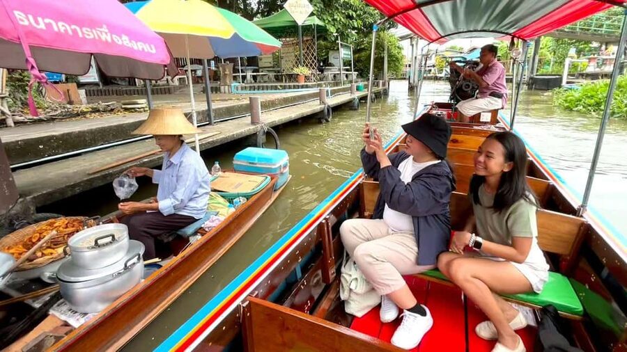 1 Hr Private Bangkok Canal Boat Tour: Traditional Flat Boat - Bang Luang Canal Community and the Artist House Stop-By