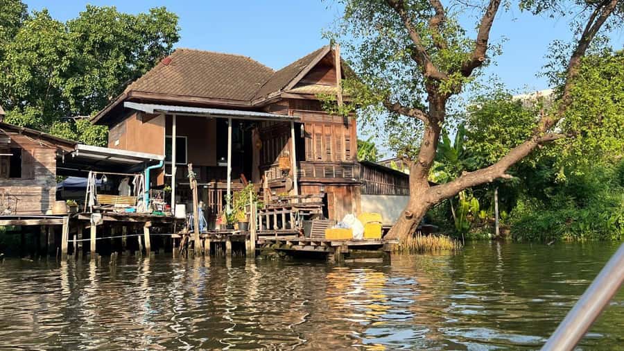 2 Hrs Private Bangkok Canal Boat Tour: Traditional Flat Boat - Guides, English support, and what a good host changes