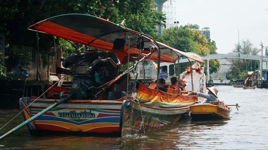 2 Hrs Private Bangkok Canals Tour by Long-Tail Boat - Guided - Feeding the fish: the small ritual that makes the tour warmer