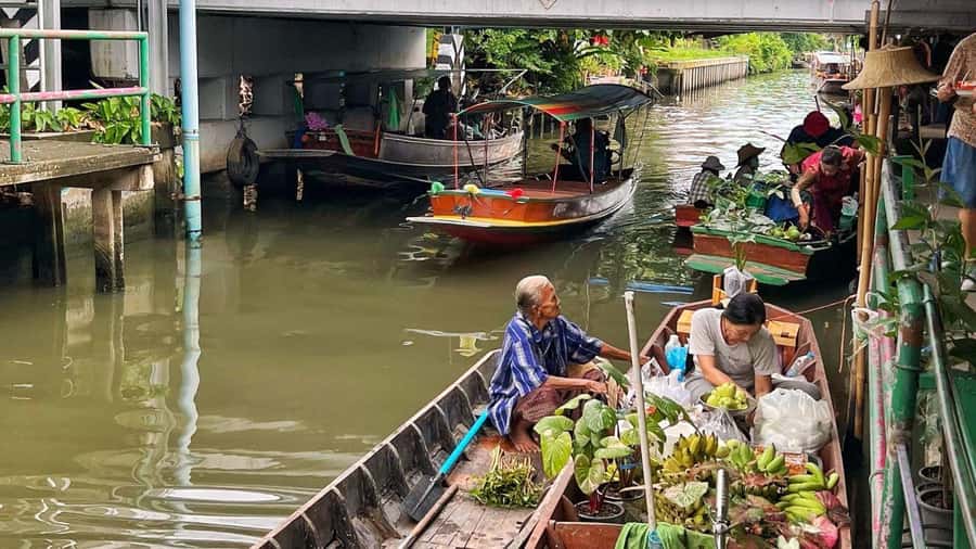 3 Hrs Private boat Tour Bangkok Floating Market by Flat Boat - Why a private flat-boat style fits Bangkok canals
