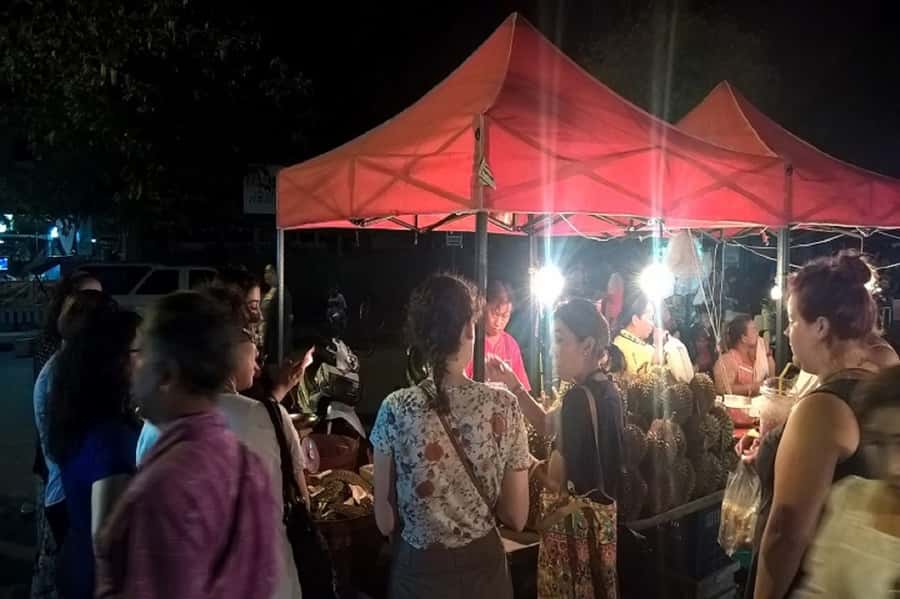 Ayutthaya Evening Tuk Tuk Temples Tour From Bangkok - Wat Phra Si Sanphet lit up: the royal palace temple story