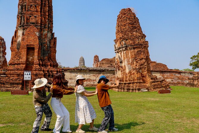 Ayutthaya Summer Palace and Temples Day Tour from Bangkok - CentralWorld Hug Thai Meeting Spot and What to Wear