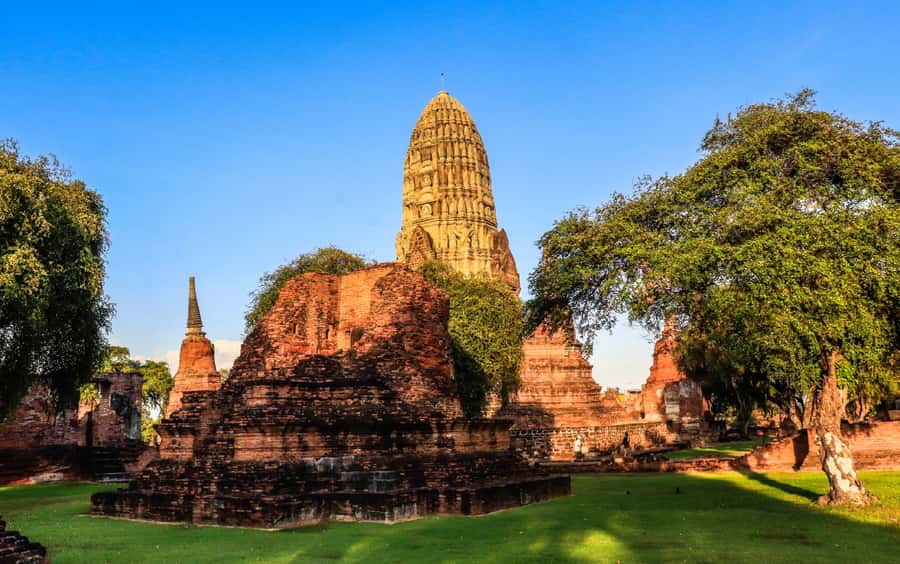 Ayutthaya: UNESCO Heritage Temples and Cafe Day Tour - Wat Maha That: The Buddha Head in Tree Roots