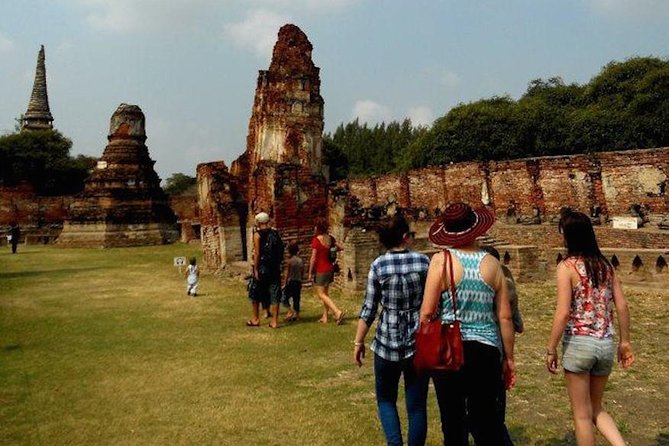 Ayutthaya UNESCO Temples Group Tour with Lunch - Stop 3: Wat Mahathat and the Bodhi Tree Buddha Head