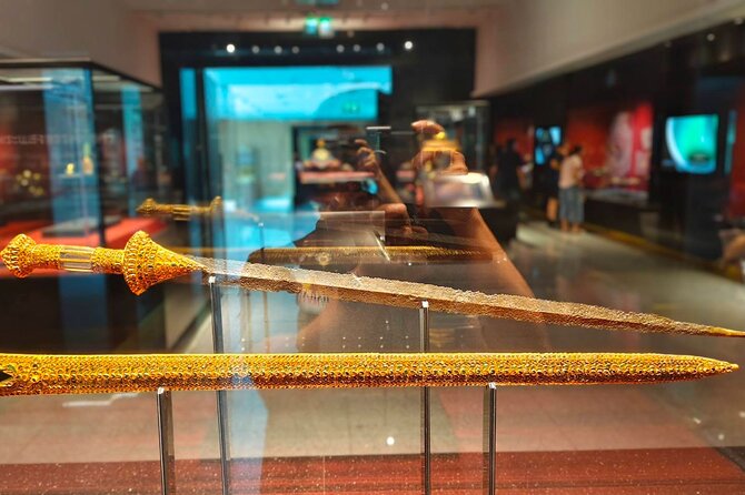 Ayutthaya UNESCO World Heritage Day Tour: Royal Treasures of Siam - Wat Phanan Choeng Worawihan: the Luang Pho To gold Buddha moment