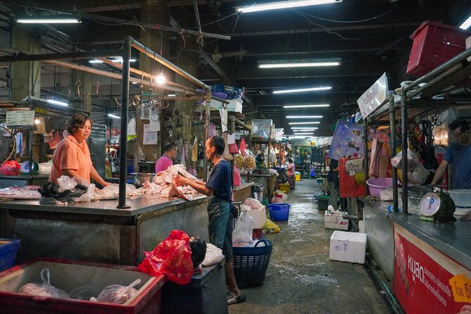 Bang Rak Backstreets: Local Bites & Culture Walking Tour - Lunch in a tucked-away Thai curry place: what you’re really buying