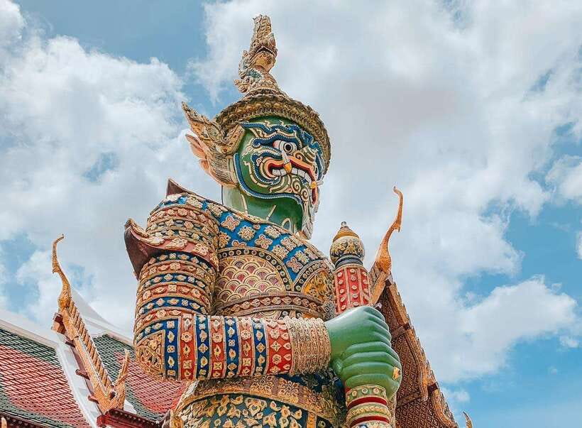 Bangkok: 2 Hours Grand Palace & Wat Pho Private Tour - What to bring: sunglasses, a hat, and cash for admissions