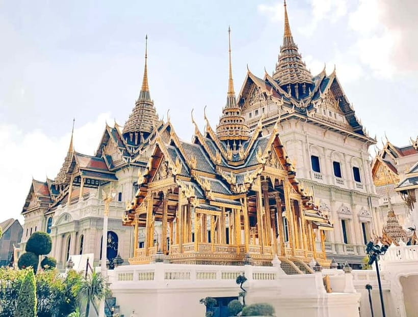 Bangkok: 2 Hours Grand Palace & Wat Pho Private Tour - Tha Tian Pier photo stop: a short break that makes the route click