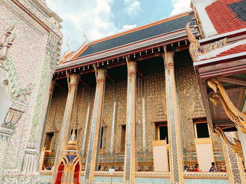 Bangkok: 2 Hours Grand Palace & Wat Pho Private Tour - Wat Pho Reclining Buddha: the temple for big scale and dense decoration
