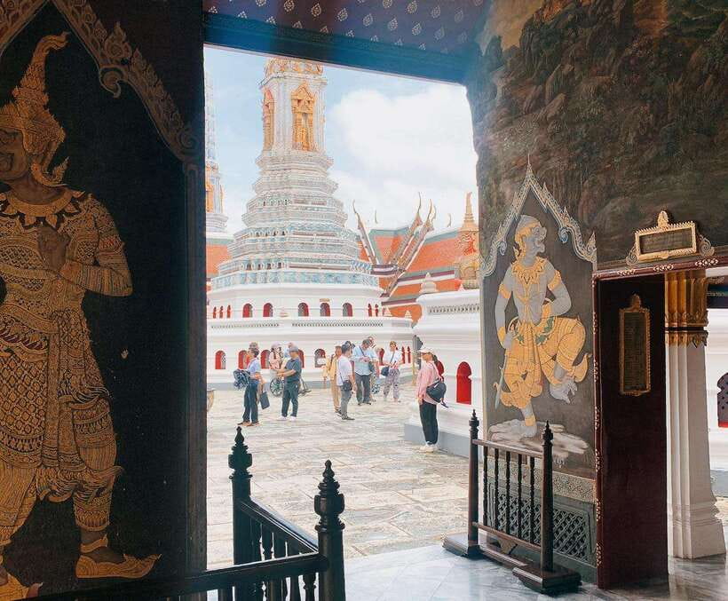 Bangkok: 2 Hours Grand Palace & Wat Pho Private Tour - Wat Arun viewpoint near Wat Pho: the white pagoda over the river