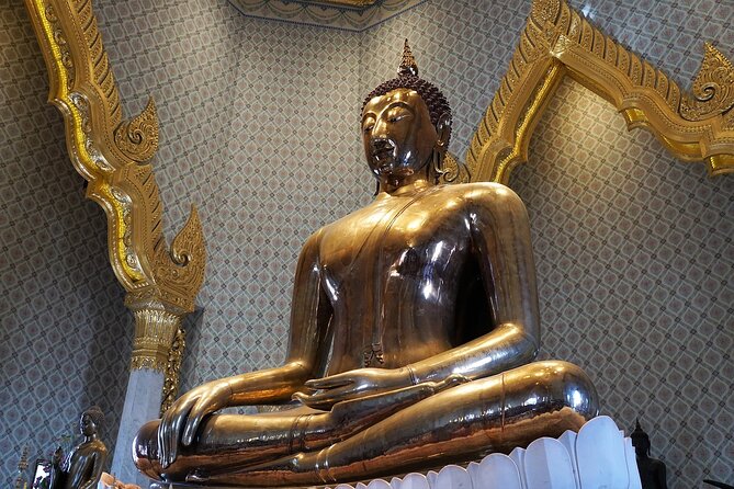 Bangkok 3 Temple Walking Tour: Wat Arun, Wat Pho, Wat Traimit - Wat Pho: the Reclining Buddha and the kind of calm you can actually fit in