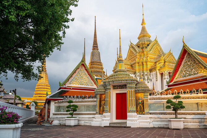 Bangkok 3 Temple Walking Tour: Wat Arun, Wat Pho, Wat Traimit - Guide style and small-group pacing you will feel immediately