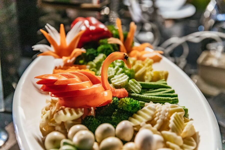 Bangkok: Alangka Luxury Buffet Dinner Cruise With Live Music - Where to sit for the best Bangkok views (and the best comfort)