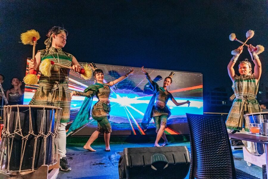 Bangkok: Alangka Luxury Buffet Dinner Cruise With Live Music - Price and value: why this $31 cruise feels like a deal