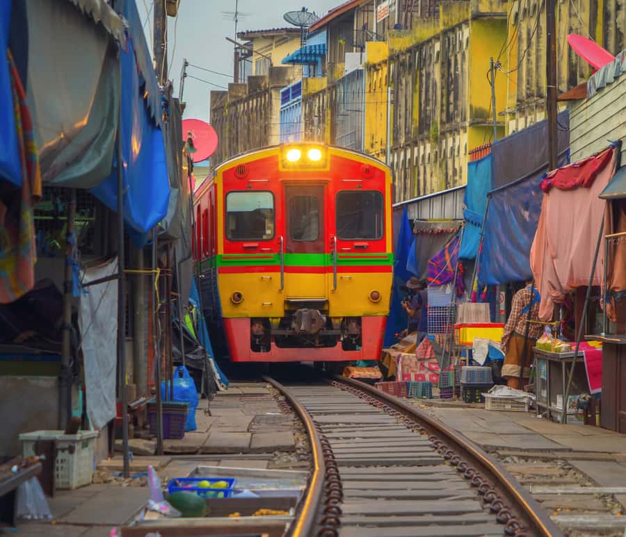 Bangkok: Amphawa Floating & Railway Markets Guided Day Tour - Two Markets, One Private Day: how the pacing works