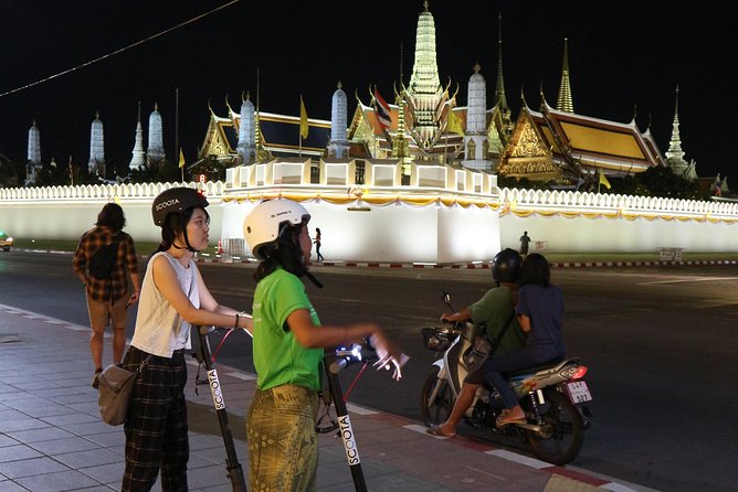 Bangkok at Night by Electric Scooter - Wat Prayurawongsawat Worawihan: The Big White Stupa Finale