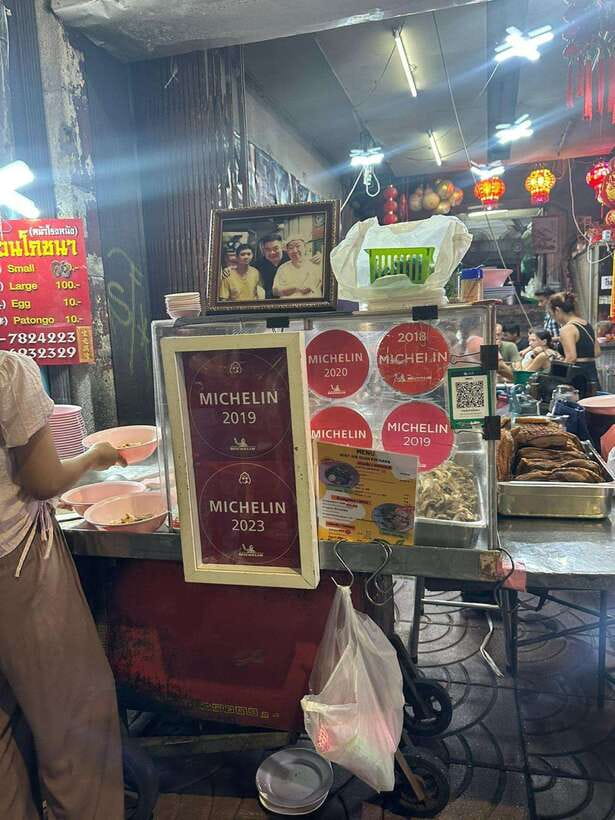 Bangkok Authentic Tasting Thai-Chinatown Walking Food Tour - Guides, Crowd Control, and Why You Sit Where You Should
