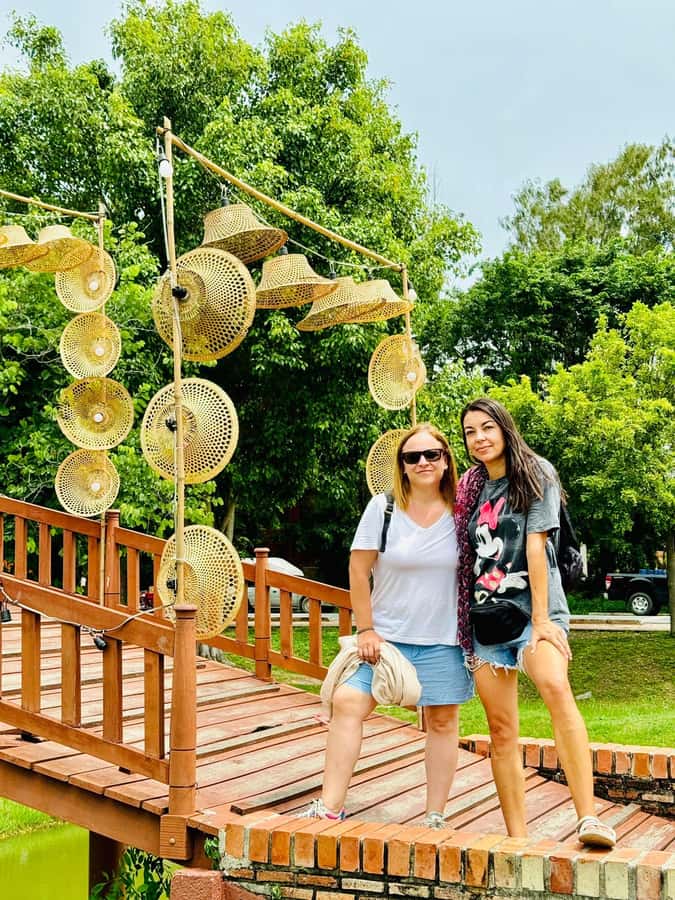 Bangkok: Ayutthaya & Local Market Tour In Spanish or English - Wat Chaiwatthanaram on the Riverbank: The Majestic Late-Day Stop