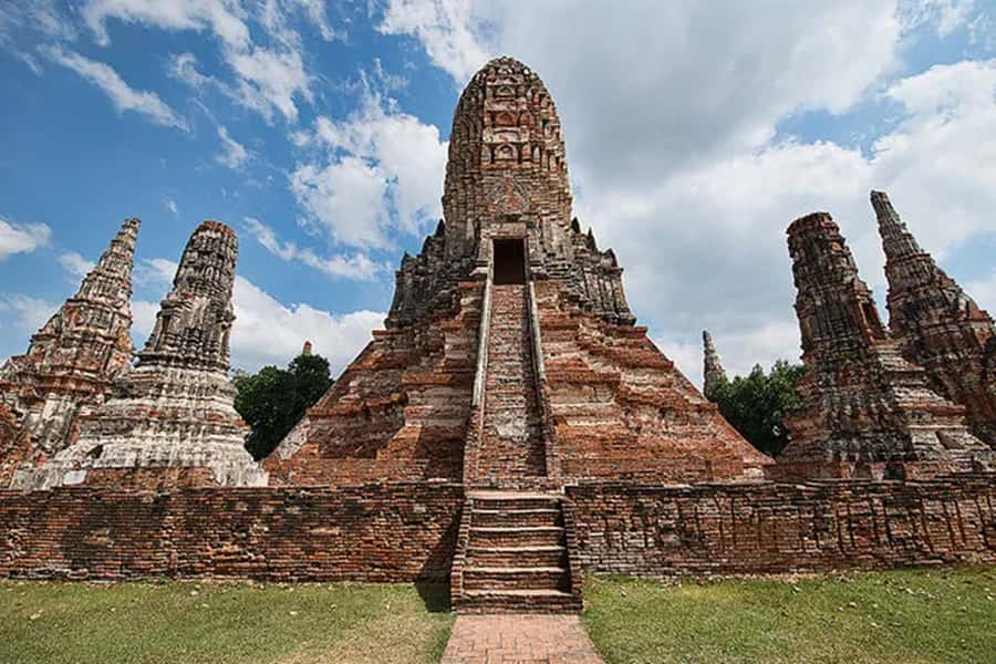 Bangkok: Ayutthaya Temples and River Cruise Day Tour - Wat Maha That: photo time in a ruined temple landscape
