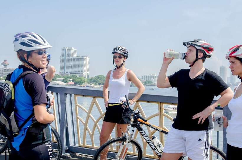 Bangkok: Backstreets and Historic Temples Bike Tour - Food market time: snack your way through the route