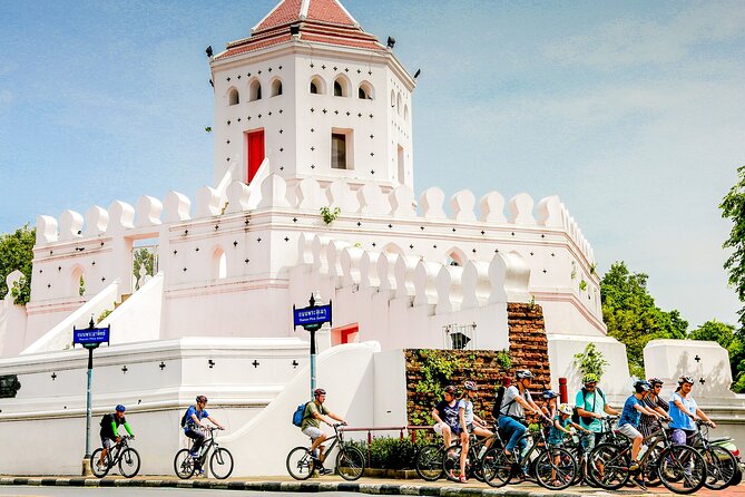 Bangkok: Backstreets and Temple Historic Bike Tour - Snacks, refreshments, and why food stops work on a bike tour