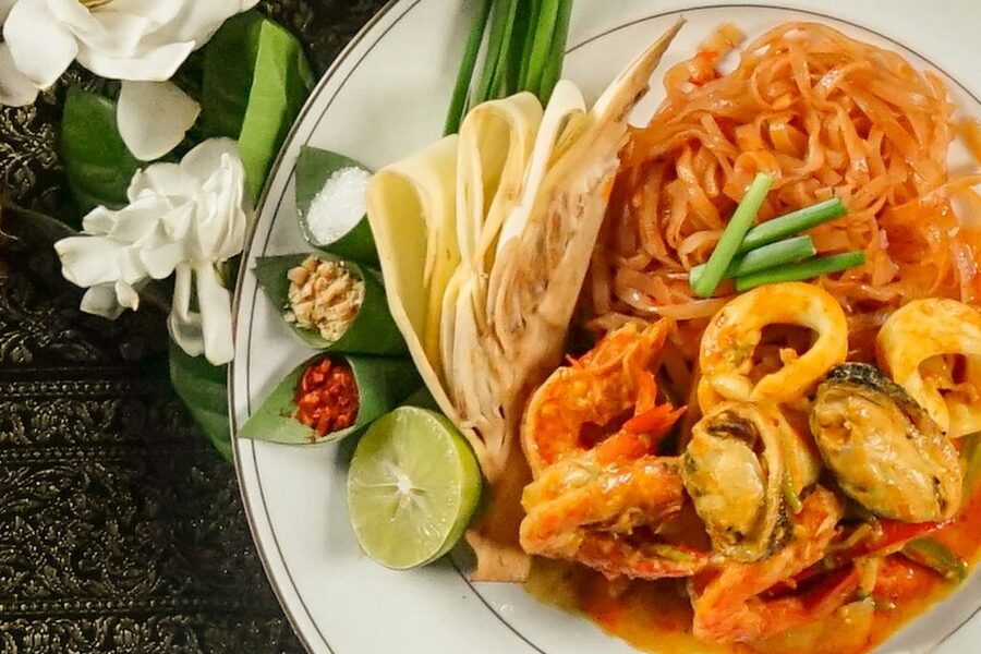 Bangkok: Baiyoke Observation Deck with Lunch/Dinner Buffet - Service, seating, and how to make the buffet more enjoyable