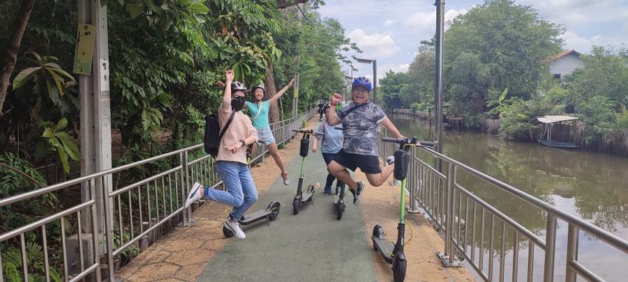 Bangkok: Bang Kachao E-Scooter Jungle Tour - Lunch at Bang Namphueng Floating Market: food plus river views