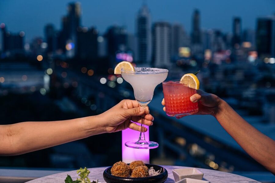 Bangkok: Barracuda Rooftop Bar Akara Hotel - The 90-minute rhythm: how this evening actually plays out
