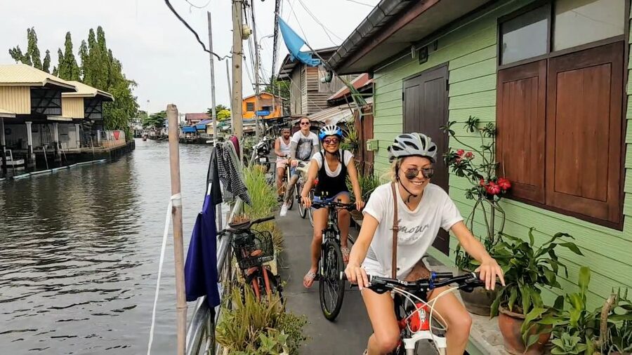 Bangkok: Bike and Canal Boat Tour with Lunch - The first ride in Thonburi: from stalls to temples