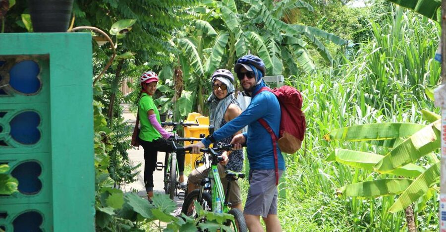 Bangkok: Bike and Canal Boat Tour with Lunch - Wat Paknam Phasi Charoen: temples, the big Buddha, and photo-worthy angles