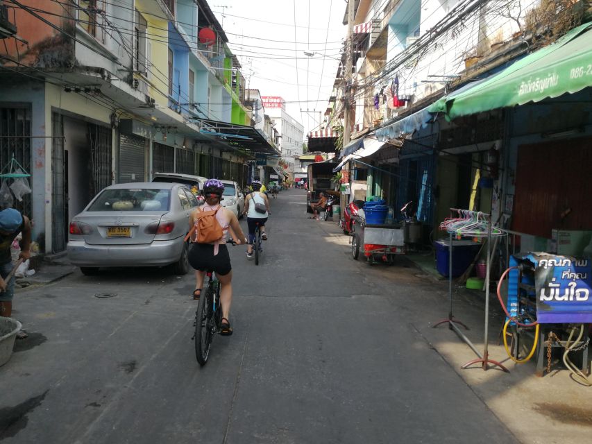 Bangkok: Bike and Canal Boat Tour with Lunch - Wat Ko to Bangkok Yai: cycling alongside greenery and canal life