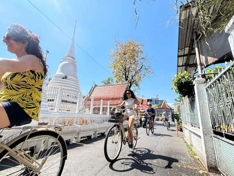 Bangkok: Bike, Boat & Food Tour in Thonburi - Talat Phlu to temple photo stops: the tour starts quietly on purpose