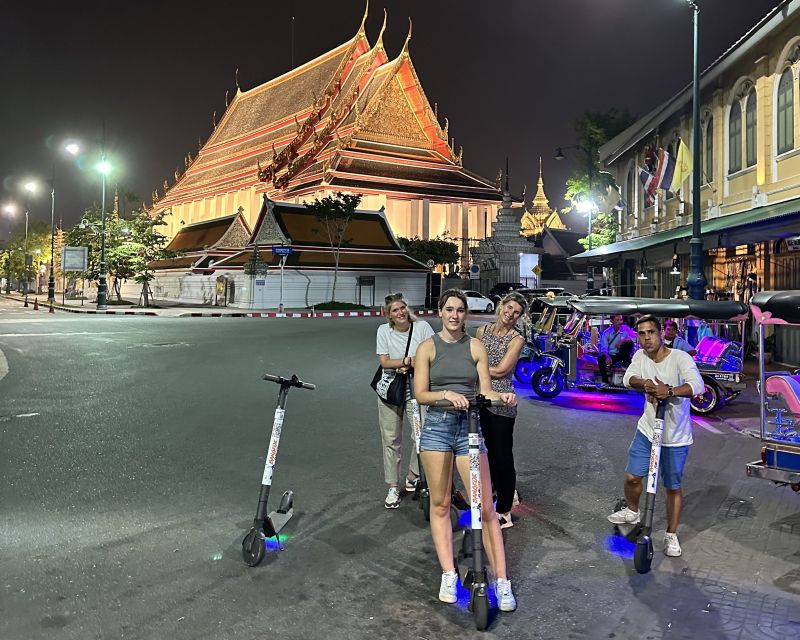 Bangkok By Night by Electric Scooter &/or Bike - Democracy Monument: quick context and a photo moment without the fuss