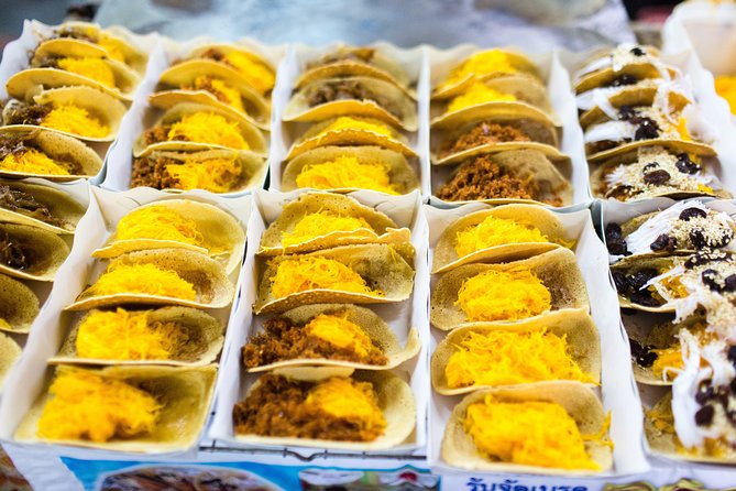 Bangkok by Night: Temples, Markets and Food Tuk-Tuk Tour - Wat Prayurawongsawat Worawihan: temples after dark without the crowds feeling in your way