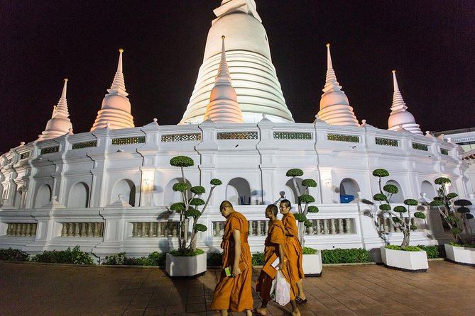 Bangkok by Night: Temples, Markets and Food Tuk-Tuk Tour - Dinner at a local restaurant plus dessert in Chinatown