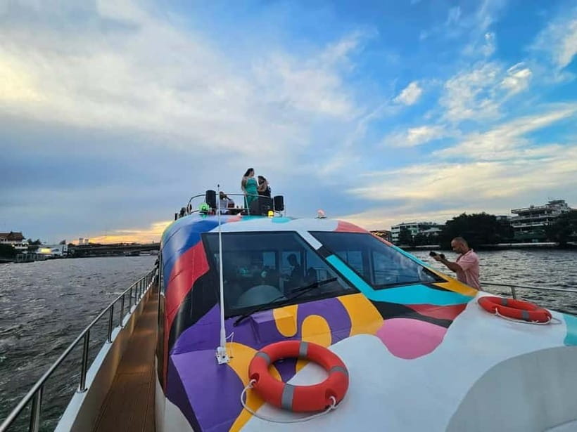 Bangkok : Chaophraya Booze Cruise – Drinks Onboard - Where you meet and how the cruise night flows