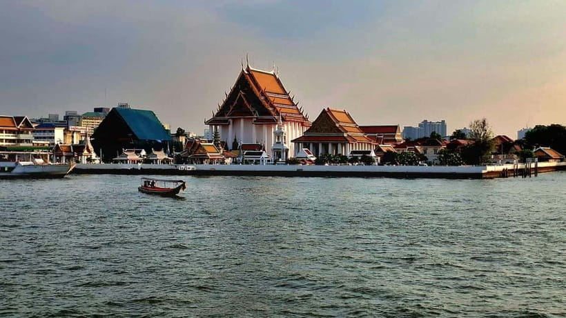 Bangkok : Chaophraya Booze Cruise – Drinks Onboard - The onboard vibe: music, social energy, and viewing comfort