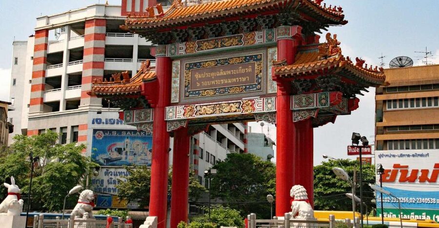 Bangkok: Chinatown by Night Walking Tour - Wat Mangkon Kamalawat and the religious contrast in Yaowarat