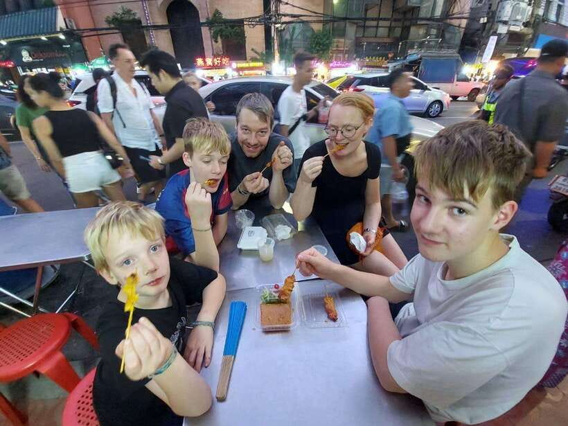 Bangkok: Chinatown Food Tour with Michelin Food Stalls - Yaowarat at night: why this 3-hour walk is such a good format