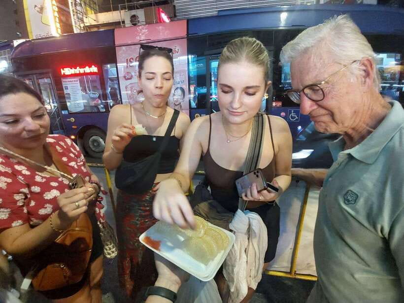 Bangkok: Chinatown Food Tour with Michelin Food Stalls - Your 10+ tastings of Thai-Chinese street food: what you’ll actually eat