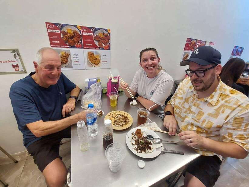 Bangkok: Chinatown Food Tour with Michelin Food Stalls - How guides shape the experience: names like Peak, Eve, Na, Sunday, and K