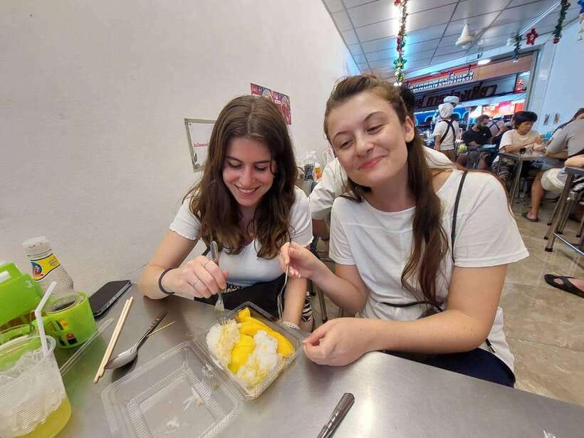 Bangkok: Chinatown Food Tour with Michelin Food Stalls - The walking route and timing: from Wat Leng Noei Yi to Chinatown Gate
