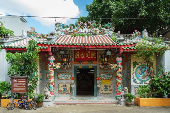 Bangkok Chinatown: Self-Guided Mystery Puzzle Quest - Stop 4: Wat Lokanukroh near Sampeng Market—small temple, big vibe