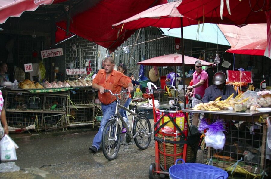 Bangkok: City Culture half-day Bike Tour - Guides, Bikes, and the Realities of Bangkok Traffic