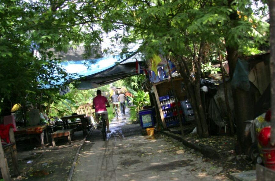 Bangkok: City Culture half-day Bike Tour - Yan Nawa Kickoff: Snacks, Street Life, and a Temple Pause
