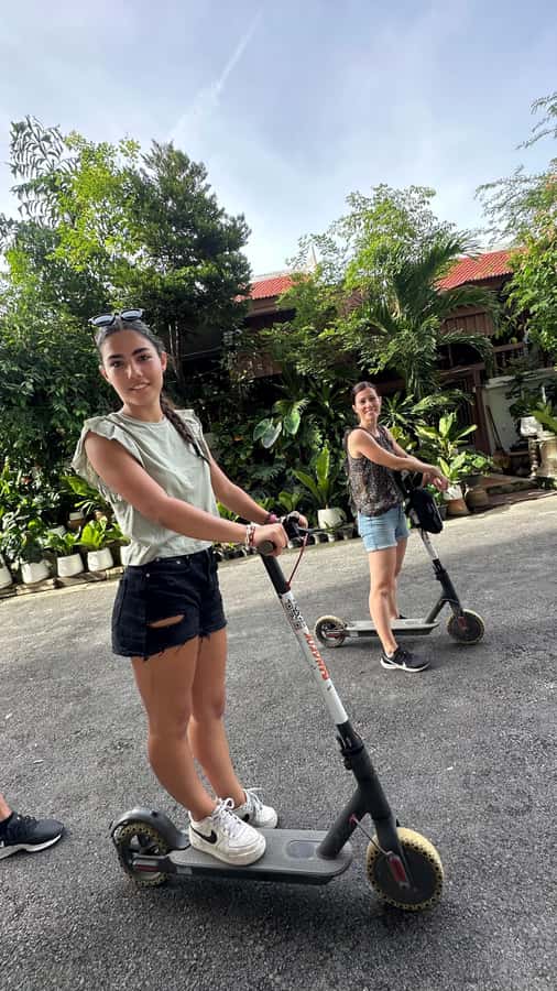Bangkok: City Highlights Electric Scooter Tour - Ninebot or Xiaomi: Setup, Helmets, and Safety Gear That Matter