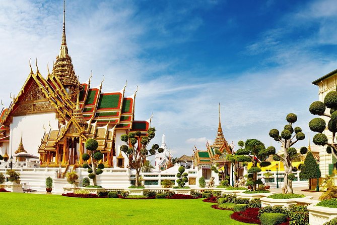 Bangkok: City Highlights Temple and Market Walking Tour - Meeting at River City Bangkok: the calm start before the palace crowds