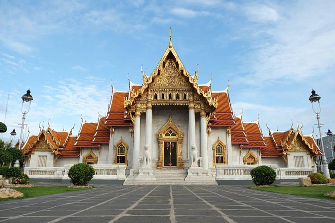 Bangkok Combo: Tuk Tuk App Pass, Chao Phraya Boat & E-sim - Siam Center and the mall-heart zone: choose shopping or shortcuts