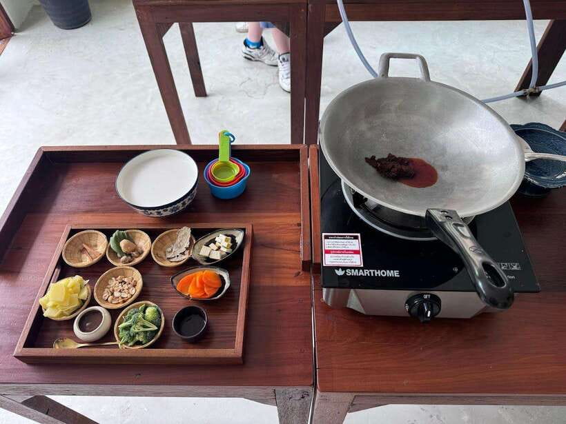 Bangkok: Cooking Class + Tuk Tuk Ride + Market Tour - Entering Bangkok by tuk tuk, then shopping like you mean it