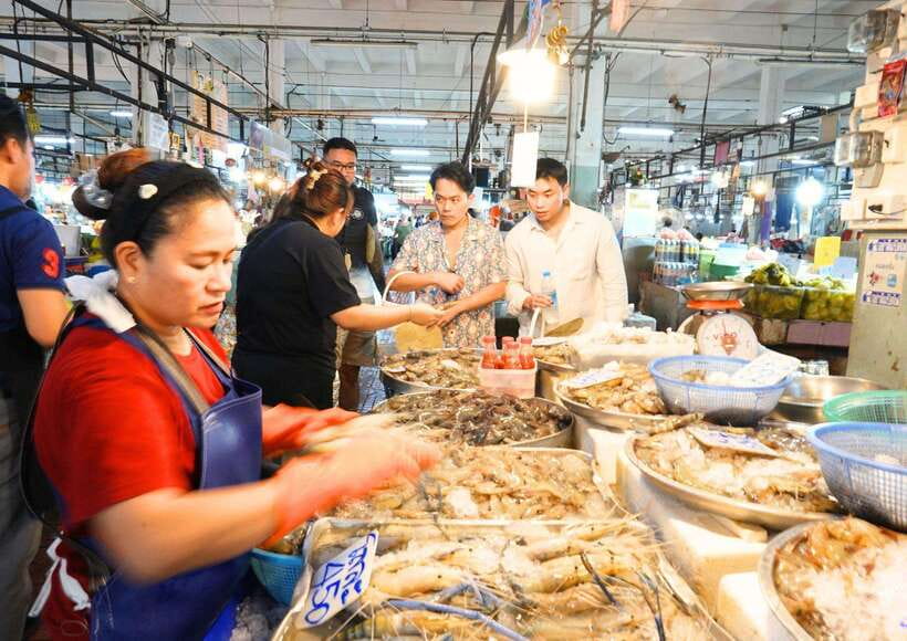 Bangkok: Cooking Class + Tuk Tuk Ride + Market Tour - The shared tuk tuk ride to Prannok Market: short, fun, useful